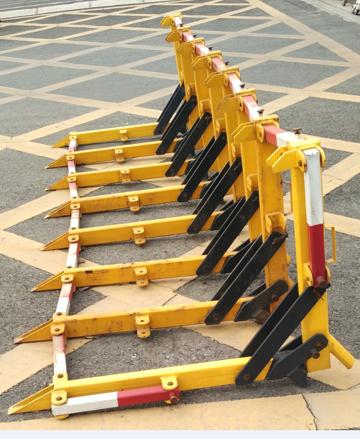 某部队收缩式拒马使用中