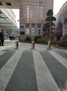 成都某三甲医院急救通道防撞柱安装